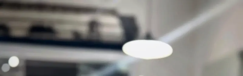 Luminárias redondas e espelhos amplos do salão
