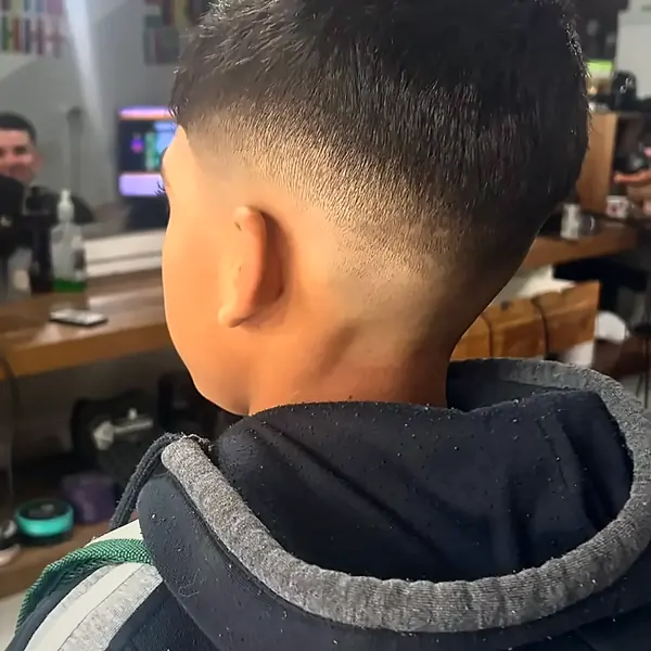 Depois: corte com degradê baixo e topo curto, vista lateral