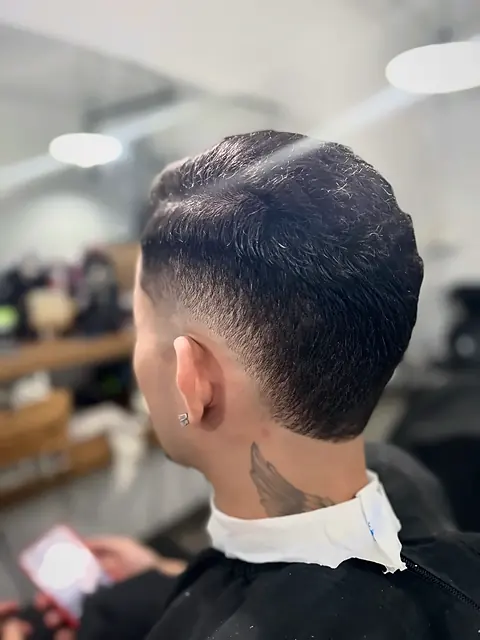 Degradê médio com topo volumoso, vista traseira