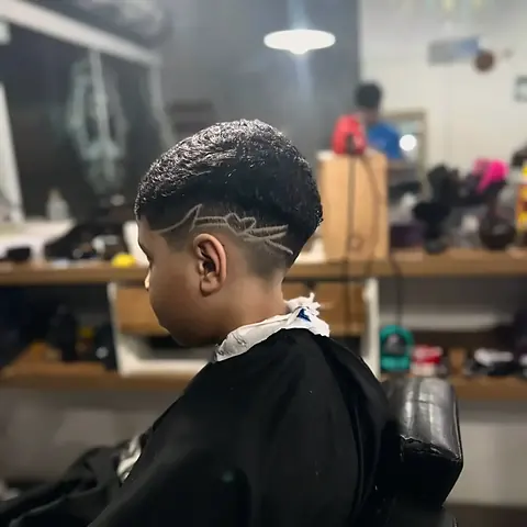 Criança com desenho freestyle na lateral do cabelo