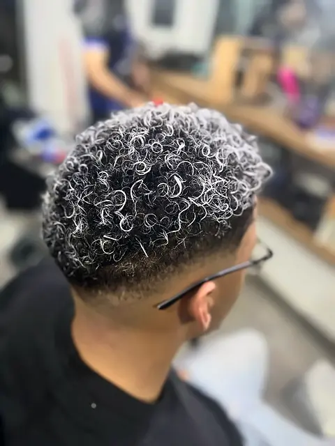 Cabelo cacheado com luzes platinadas (nevou) e degradê