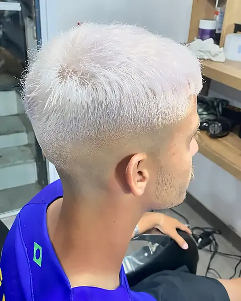 Cabelo platinado com degradê, vista posterior