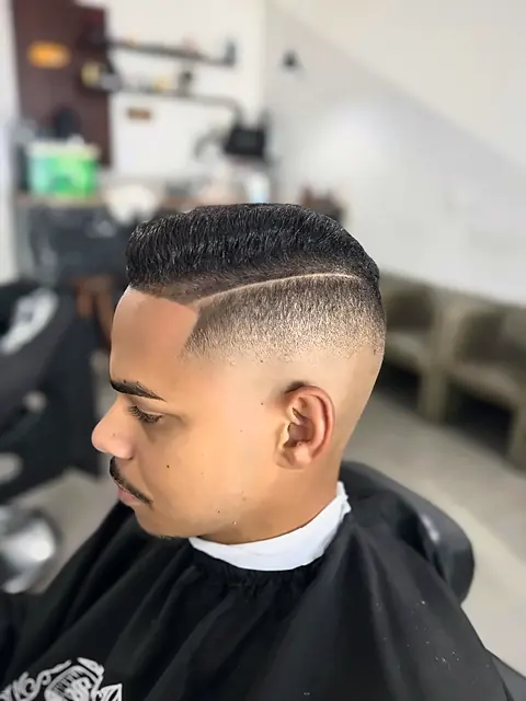 Degradê alto com risca lateral desenhada