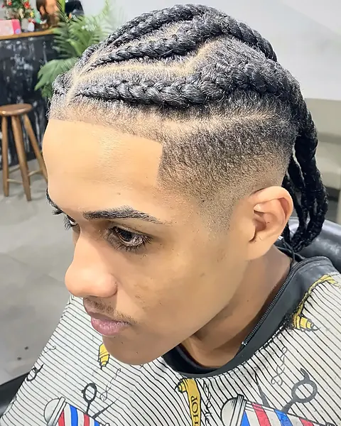 Tranças com degradê na lateral, vista de perfil